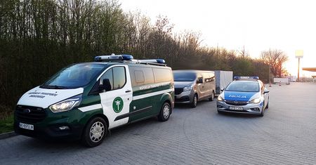 Bez uprawnień, poszukiwany i pijany. W takim stanie jechał busem z przyczepą