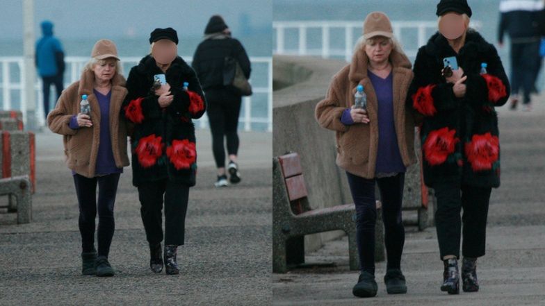 Katarzyna Figura spaceruje z koleżanką po Gdyni