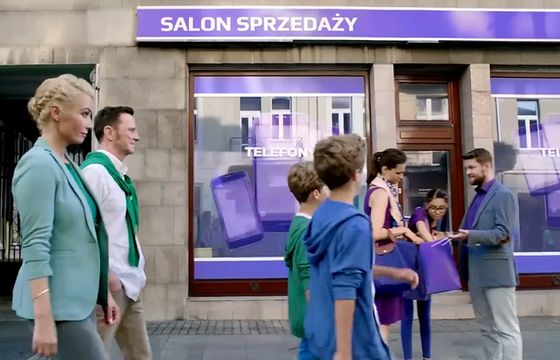 Brodzik i Wilczak w kampanii SmartDomu przekonują klientów w barwach Play, T-Mobile i Orange do przejścia do Plusa (wideo)