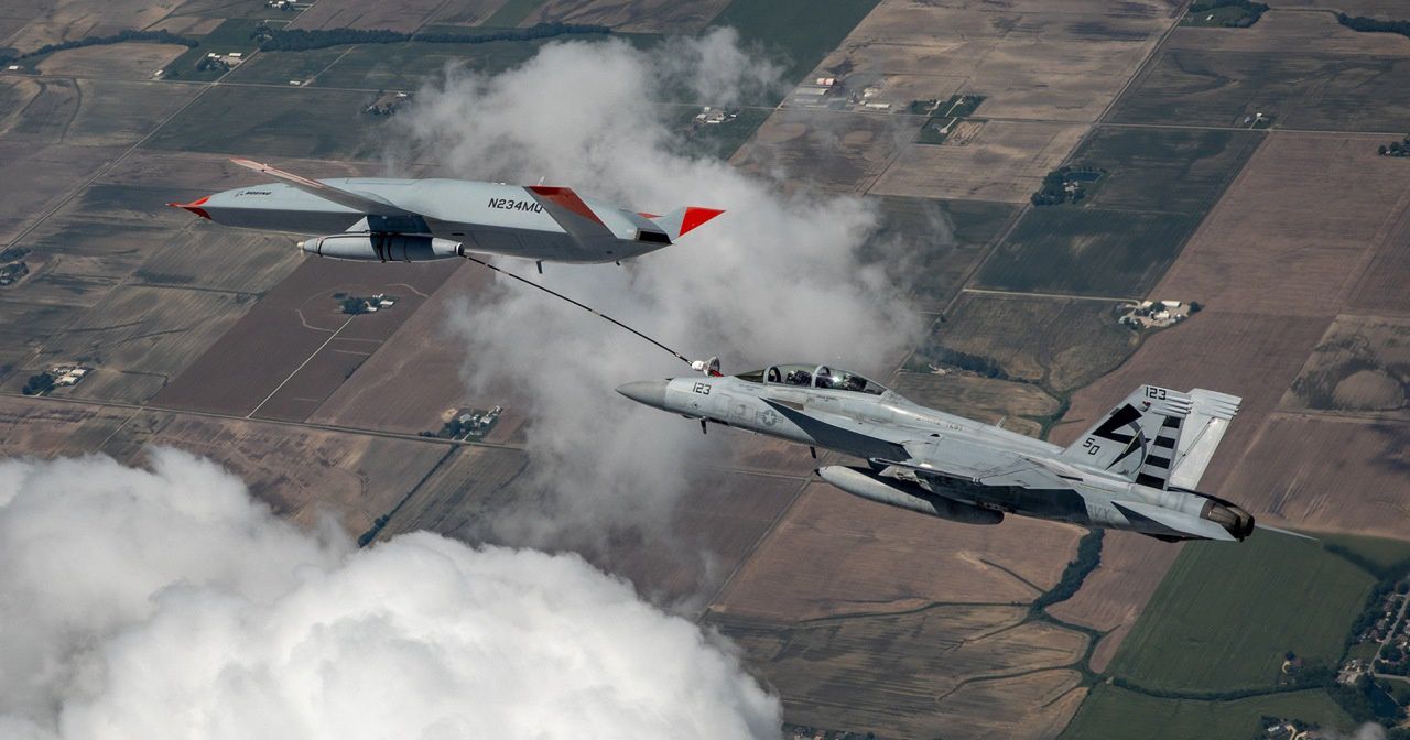 F/A-18F pobierający paliwo z MQ-25.