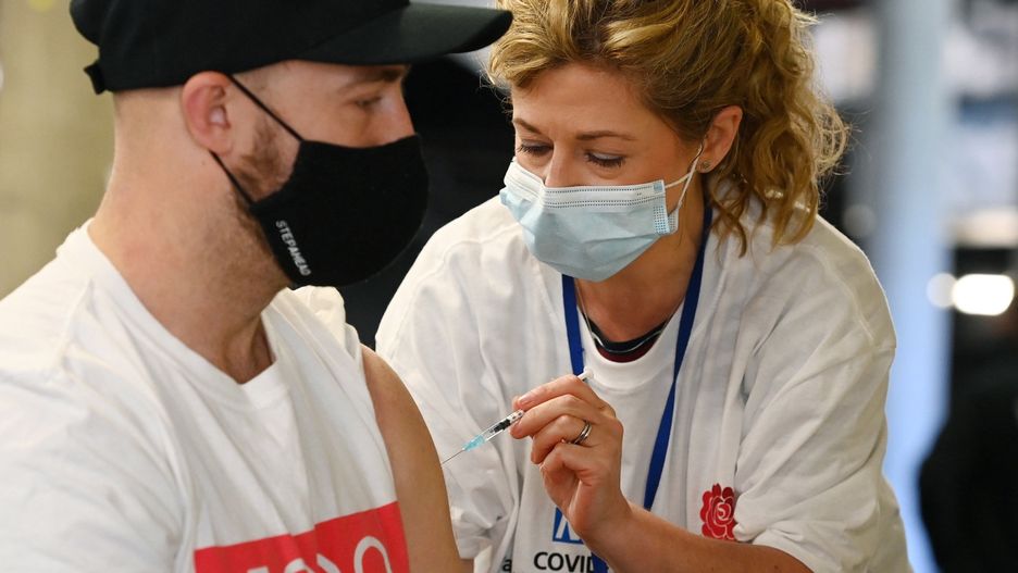 Koronawirus w Wielkiej Brytanii. Znów rośnie liczba zakażonych. "To początek trzeciej fali". Rząd przyspiesza program szczepień