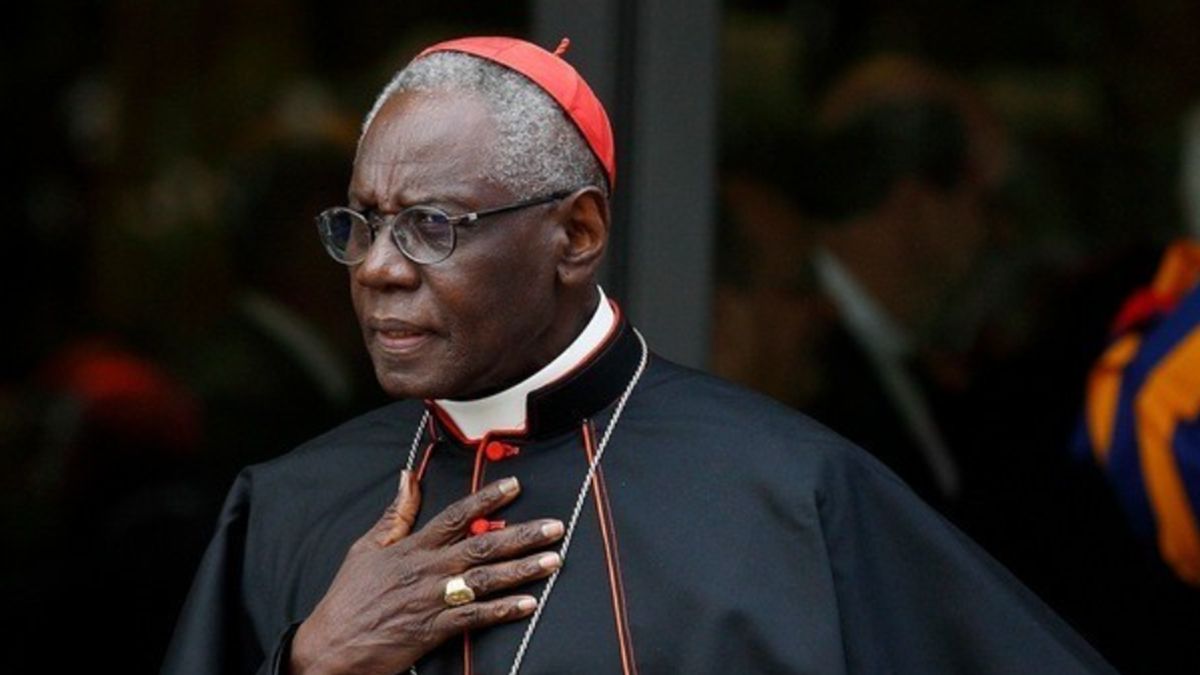 Robert Sarah ma szansę zastąpić papieża Franciszka.