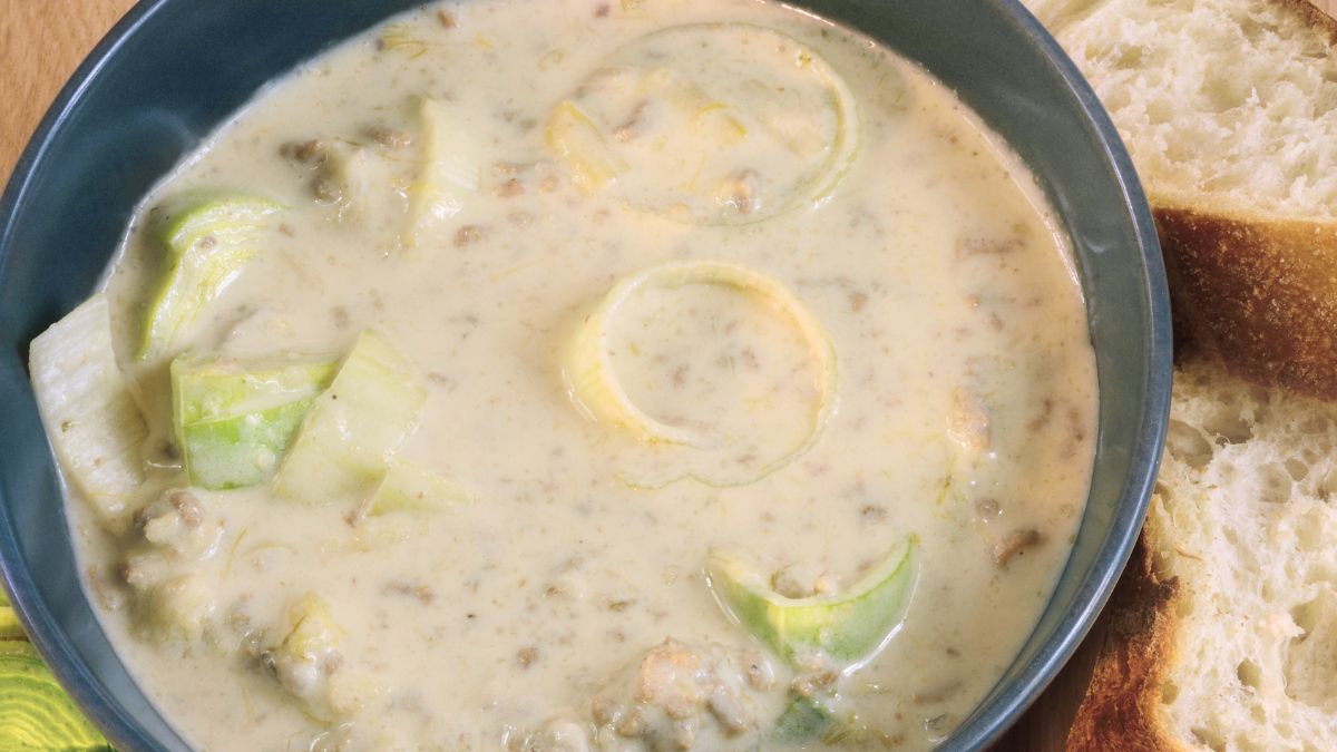 Bawarska zupa serowa jest gotowana z mięsem mielonym