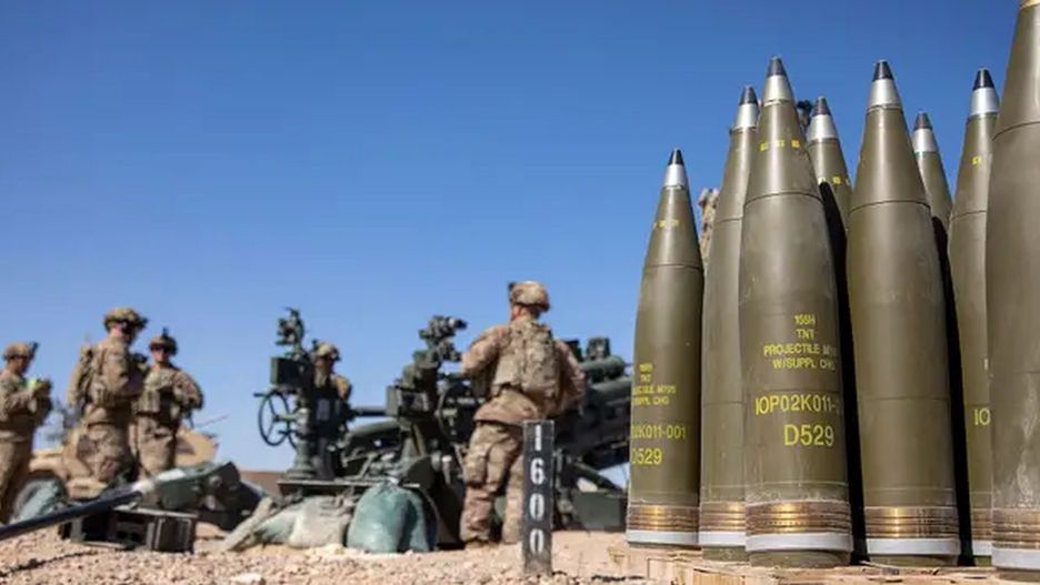 Amerykańscy żołnierze podczas szkolenia z użyciem haubicy 155 mm.