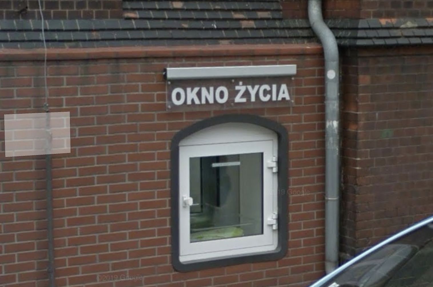 Matka zostawiła dziecko w oknie życia. Bez wiedzy ojca