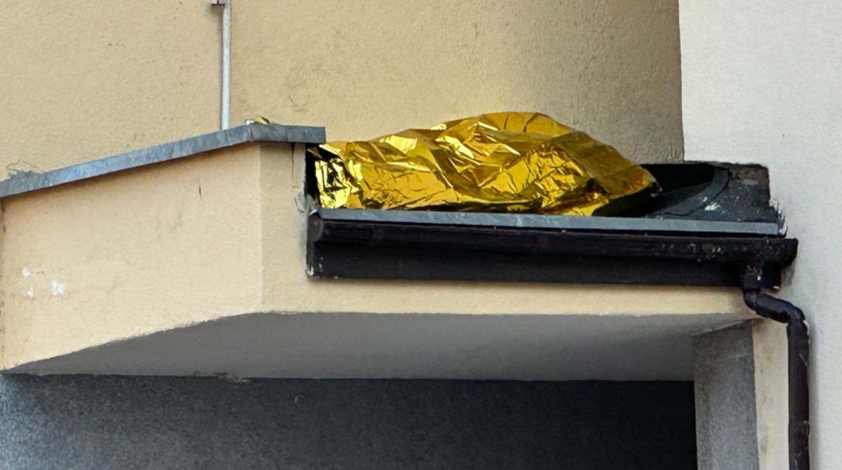 Tragedia na Saskiej Kępie. Mężczyzna skoczył z 10. piętra na daszek klatki. Zginął na miejscu