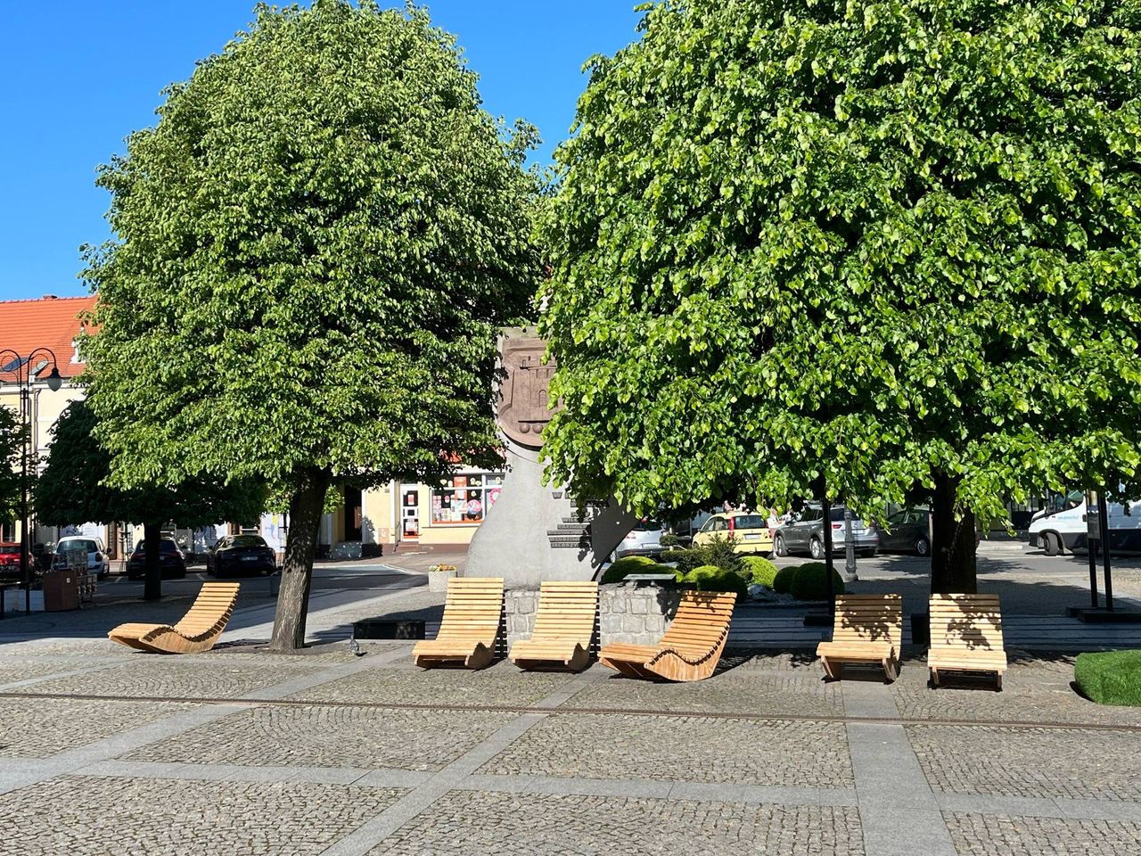Pleszew powraca ze strefą relaksu na Rynku. To jedno z ulubionych miejsc młodzieży, ale nie tylko! Chillout w centrum miasta jest możliwy