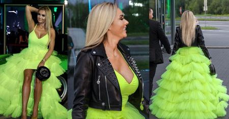 Monika Chwajoł pręży się w krzykliwej sukience oparta o samochód: "Dzisiaj kursuję między WESELEM a eventem" (ZDJĘCIA)