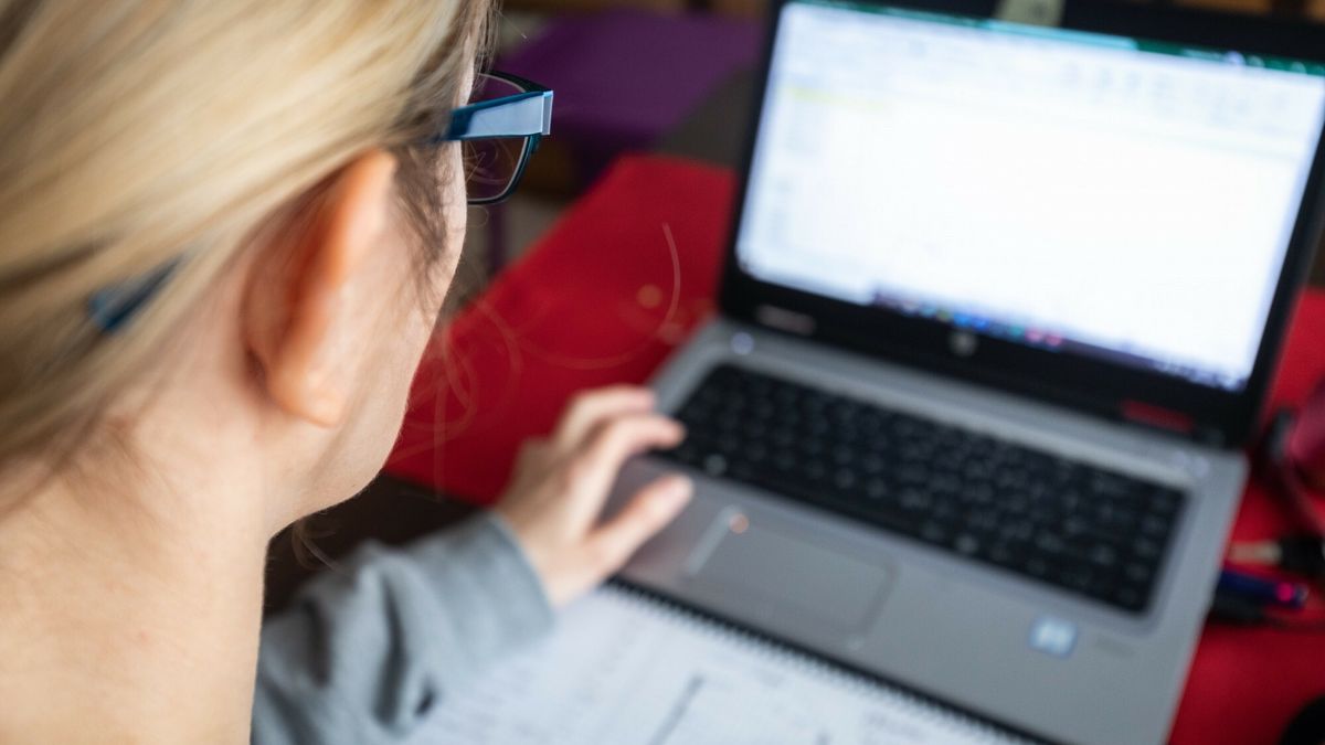 Prawo do bycia offline? Co 4 pracownik pracuje po godzinach