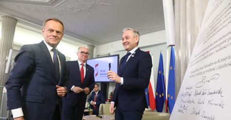 "Tusk zaakceptował". Biedroń odkrywa karty ws. ministerstw