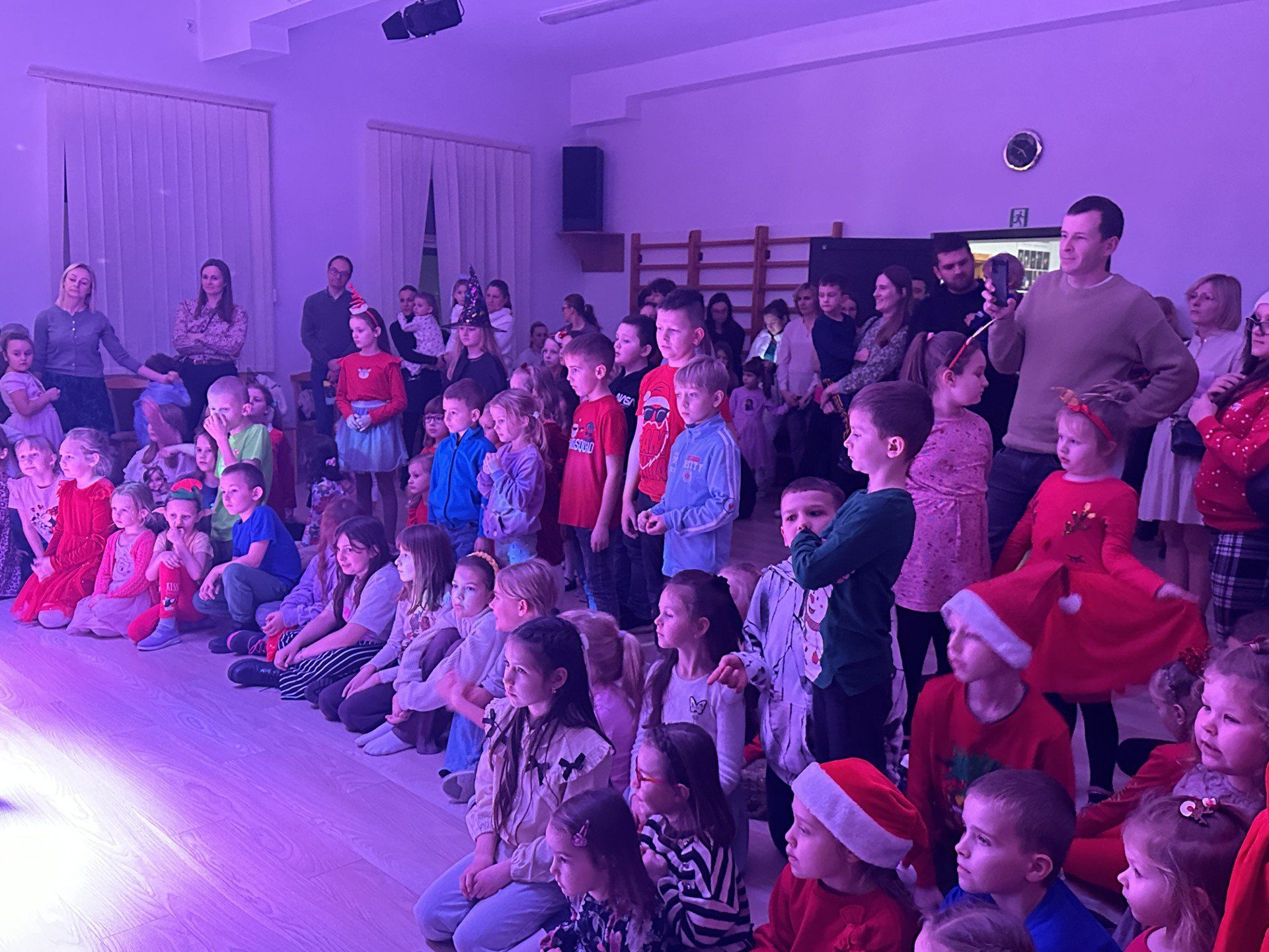 Dzieci bawiły się doskonale na przygotowanej przez Zarząd Osiedla nr w Wieluniu zabawie mikołajkowej