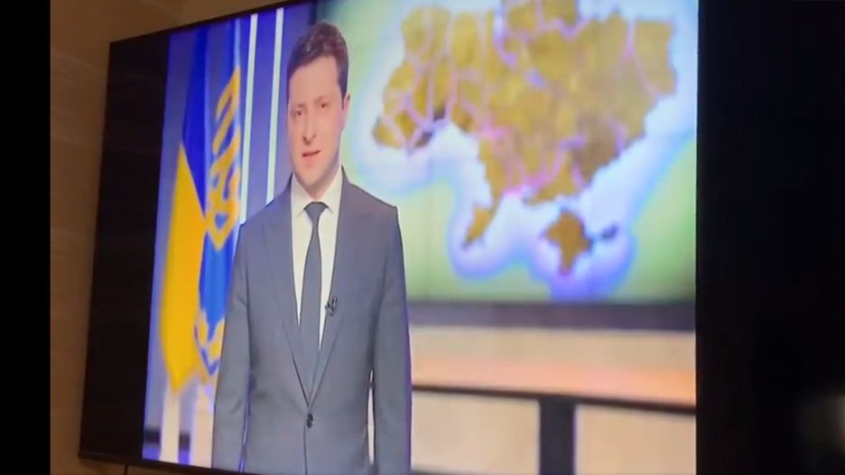 Nieznani hakerzy zakłócili transmisję meczu siatkarskiej Ligi Mistrzów w rosyjskiej telewizji. Zamiast spotkania widzowie mogli obejrzeć krótką relację z wojny, która trwa w Ukrainie. Więcej: https://sport.radiozet.pl/Siatkowka/Hakerzy-przerwali-transmisje-Ligi-Mistrzow.-Pokazali-Rosjanom-prawde-o-wojnie