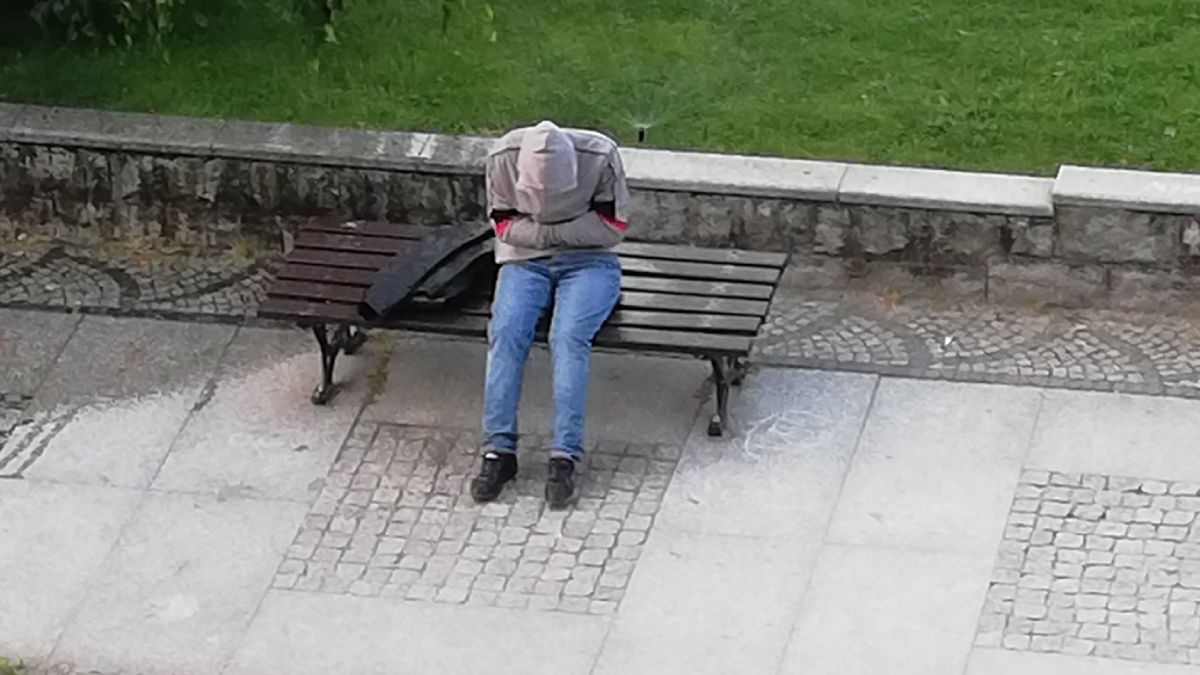 Bezdomny chłopak od kilku dni siedzi na ławce w centrum Legnicy