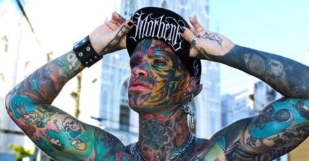 Marcelo Bboy to najbardziej "przerobiony" człowiek na świecie. Ma ponad tysiąc tatuaży i wszczepione metalowe kły (ZDJĘCIA)
