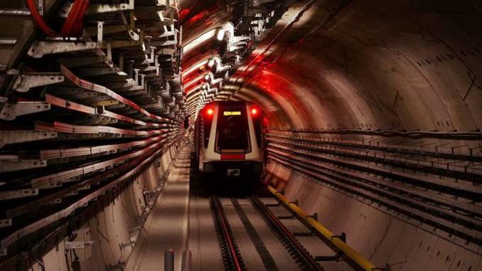 Warszawa. Metro kursuje na skróconej trasie