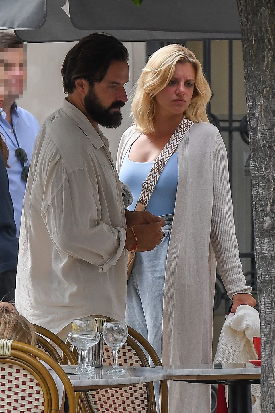 Piotr Stramowski z partnerką i córką w restauracji