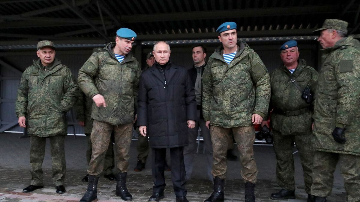 Putin inspects training of mobilized recruits
RYAZAN, RUSSIA - OCTOBER 20: (---EDITORIAL USE ONLY - MANDATORY CREDIT - "KREMLIN PRESS OFFICE / HANDOUT" - NO MARKETING NO ADVERTISING CAMPAIGNS - DISTRIBUTED AS A SERVICE TO CLIENTS----) Russian President Vladimir Putin inspects a training ground in the Ryazan region for recruits who were summoned into military service under a partial mobilization, in Ryazan, Russia on October 20, 2022. Putin checked the readiness of those going to the combat zone and issues of forming new units, said a statement. (Photo by Kremlin Press Office/Handout/Anadolu Agency via Getty Images)
Anadolu
military service, partial mobilization, russian president vladimir putin, training