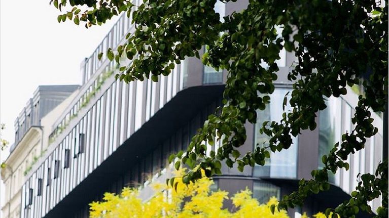 Hotel Nobu przy ulicy Wilczej w warszawskim śródmieściu składa się z dwóch skrzydeł