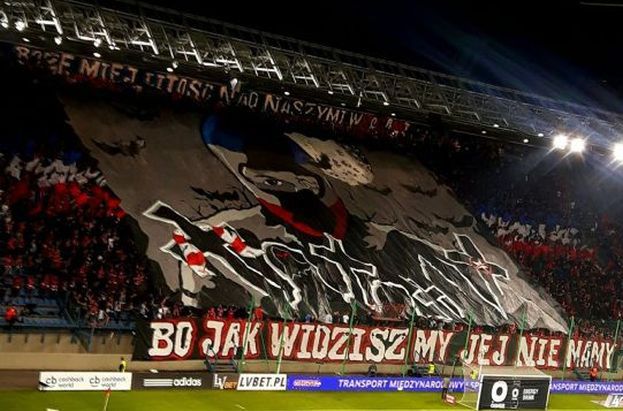 SZOKUJĄCA oprawa meczu Wisły Kraków: "Boże miej litość nad naszymi wrogami, bo jak widzisz, my jej nie mamy" (FOTO)