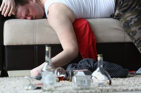Objawy przed śmiercią alkoholika – fazy choroby i przyczyny zgonu
