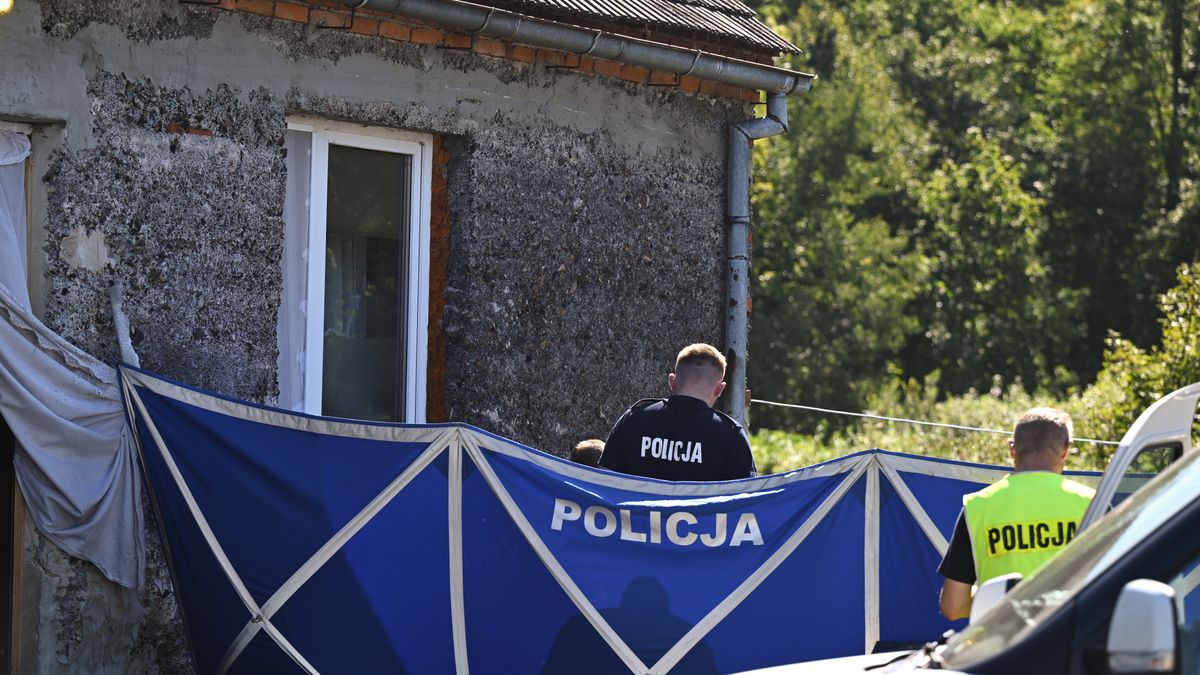 Czerniki (woj. pomorskie), 16.09.2023. Miejsce, w którym odkryto ciała trzech noworodków w piwnicy domu w Czernikach w gminie Stara Kiszewa na Kaszubach, 16 bm. (aldg) PAP/Adam Warżawa*** Zdjęcie do depeszy PAP pt. "Pomorskie/ Zarzuty zabójstwa dla 20-latki z Kaszub; policja odkryła ciało trzeciego noworodka" ***