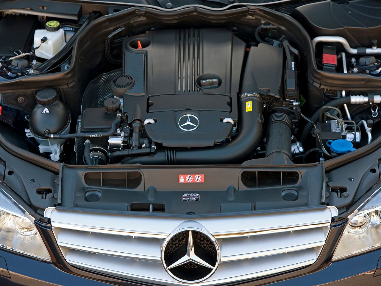 Nową erę benzyniaków Mercedesa zapoczątkowała jednostka 250 CGI z bezpośrednim wtryskiem i turbodoładowaniem.
