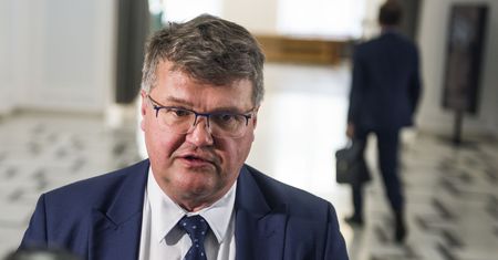 Wąsik pocałował klamkę. Poseł PiS wyjaśnia, co się stało