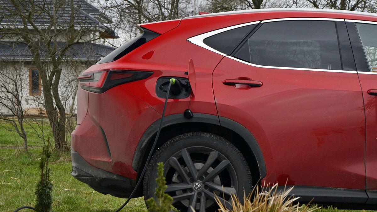 Do ładowania w domu najlepiej wykorzystać wallboxa lub podobne urządzenie o dużej mocy