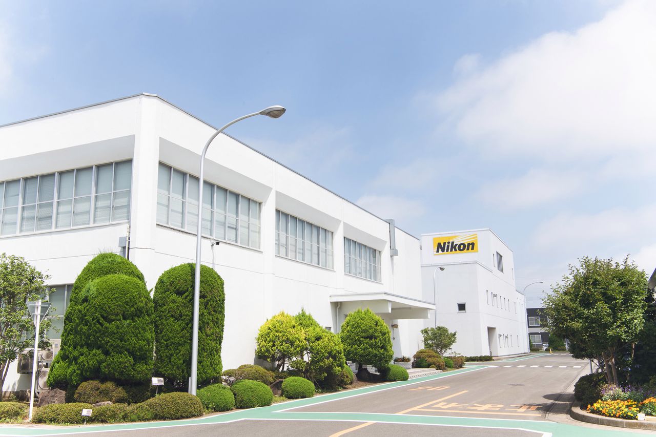 Gdy dowiedziałem się, ze odwiedzimy fabrykę Nikon Sendai, byłem bardzo podekscytowany. Spodziewałem się, że wejdziemy do wielkiej sterylnej hali, która będzie wyglądała, jak laboratorium szalonego naukowca. Okazało się jednak, że to zwykły-niezwykły zakład pracy.