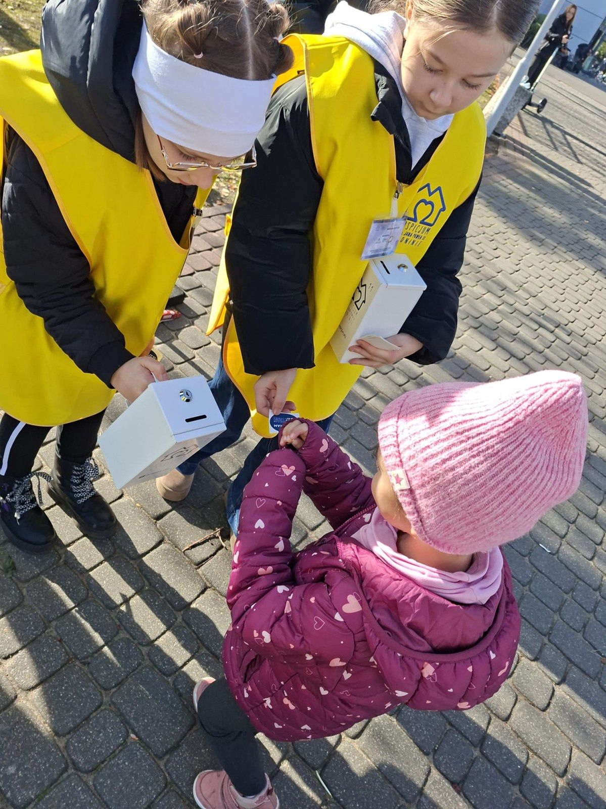 Konin: Światło dla hospicjum. Sukces kwesty na cmentarzu komunalnym