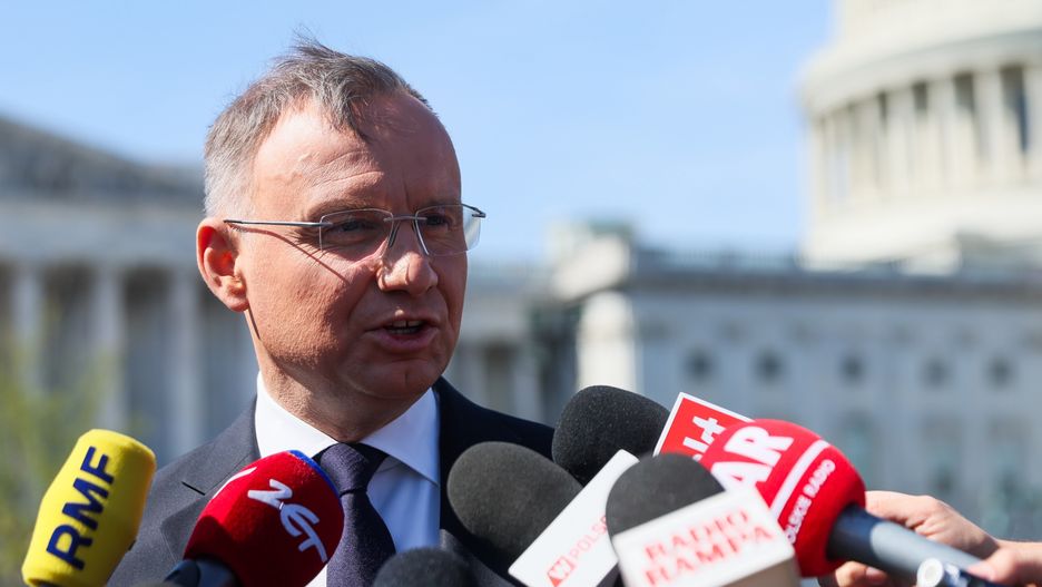Andrzej Duda
Waszyngton, USA, 12.03.2024. Prezydent RP Andrzej Duda udziela wypowiedzi dla medi�w po spotkaniu z liderami Republikan�w i Demokrat�w w Kongresie w Waszyngtonie, 12 bm. (ad) PAP/Leszek Szyma�ski
Leszek Szyma�ski
25 25., dyplomacja, g�owa pa�stwa, polityk polityka, Prezydent RP, przyst�pienia polski do nato, rocznica, spotkanie, usa, wizyta, zagraniczna, media, Stany Zjednoczone Ameryki, Kapitol Stan�w Zjednoczonych, Kongres Stan�w Zjednoczonych, okulary