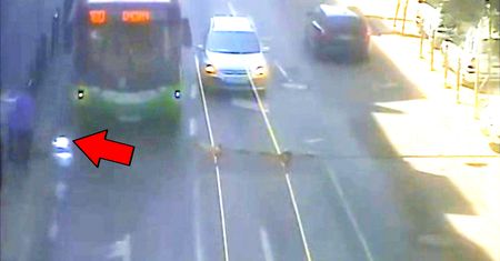 Wepchnął mężczyznę pod koła trolejbusa. Koszmarne nagranie z Lublina