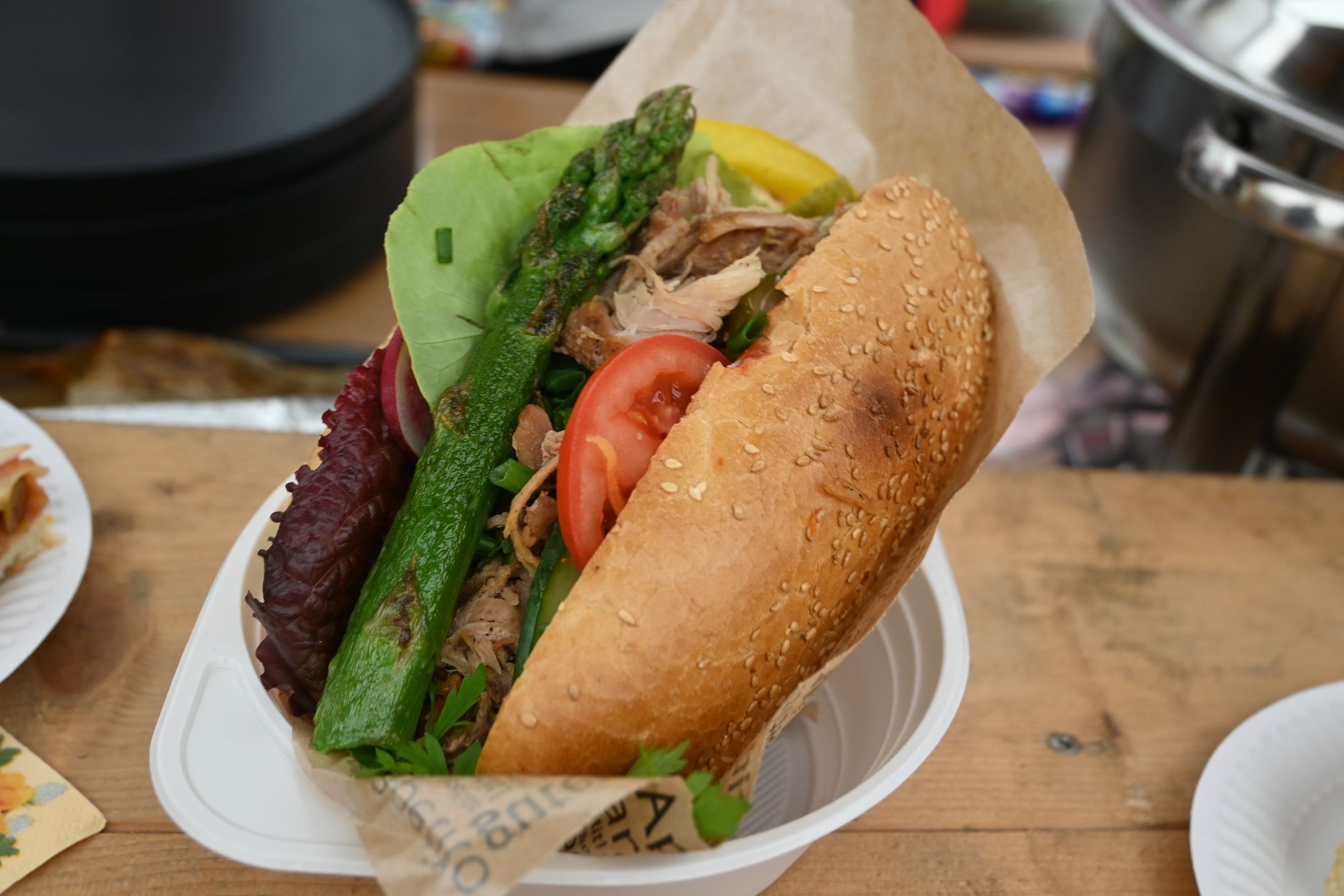 Buły ze szparagami i pulled pork szarpaną wieprzowiną