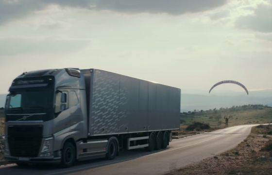 Samochód holujący paralotniarza w nowej reklamie Volvo Trucks (wideo)