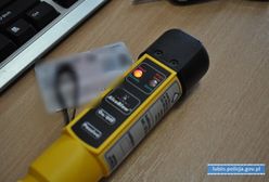 Ścinawa. Senior spowodował kolizję, po czym uciekł z miejsca zdarzenia. Miał problem, by dmuchnąć w alkomat