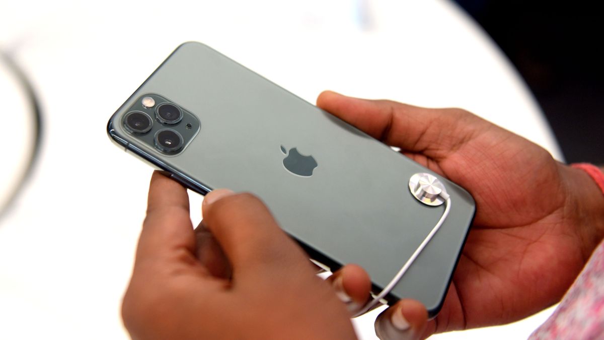 KOLKATA, WEST BENGAL, INDIA - 2019/09/27: An Apple mobile lover checks the specification of newly launched Apple phone at a shopping mall in Kolkata.Apple iPhone 11 smartphone officially launched in India. (Photo by Avishek Das/SOPA Images/LightRocket via Getty Images)