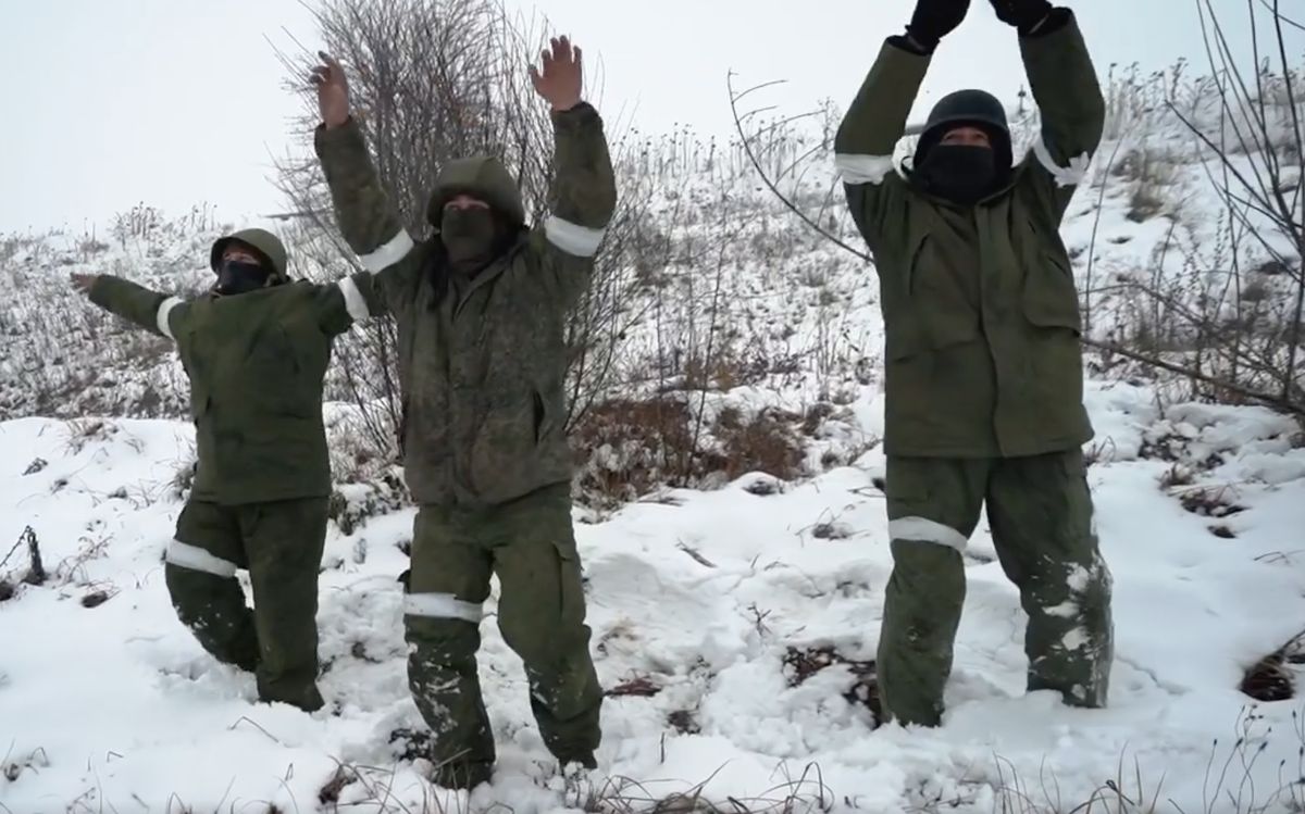 Instruktażowy film dla Rosjan, zamieszczony w sieci, wyjaśnia, jak poddać się ukraińskim żołnierzom i ocalić życie