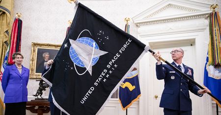 Oto flaga nowych sił militarnych USA, Space Force. Trump zapowiada "super-duper pociski"