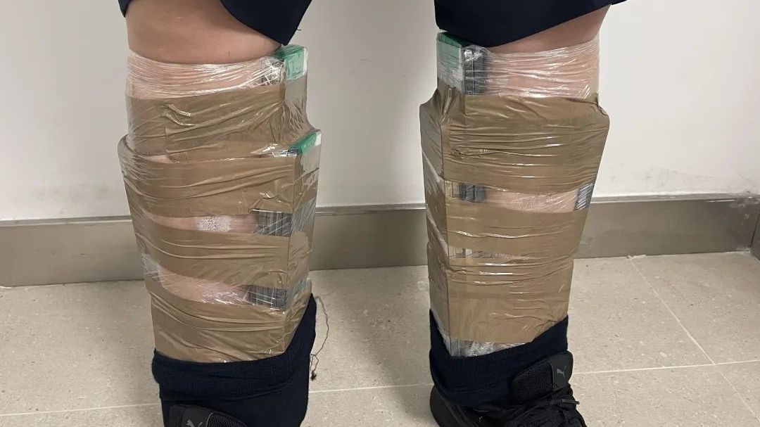 Mężczyzna próbował przemycić dziesiątki smartfonów chowając je pod letnim ubraniem