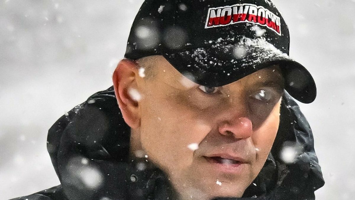 Prezydent Karol Nawrocki w czapeczce z napisem "Nowrocky" podczas zawodów w skokach narciarskich w Zakopanem, 11 stycznia 2026 roku