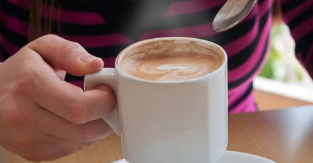 Kładę plasterek na dnie filiżanki i wlewam kawę. Smakuje lepiej niż ulubiony deser
