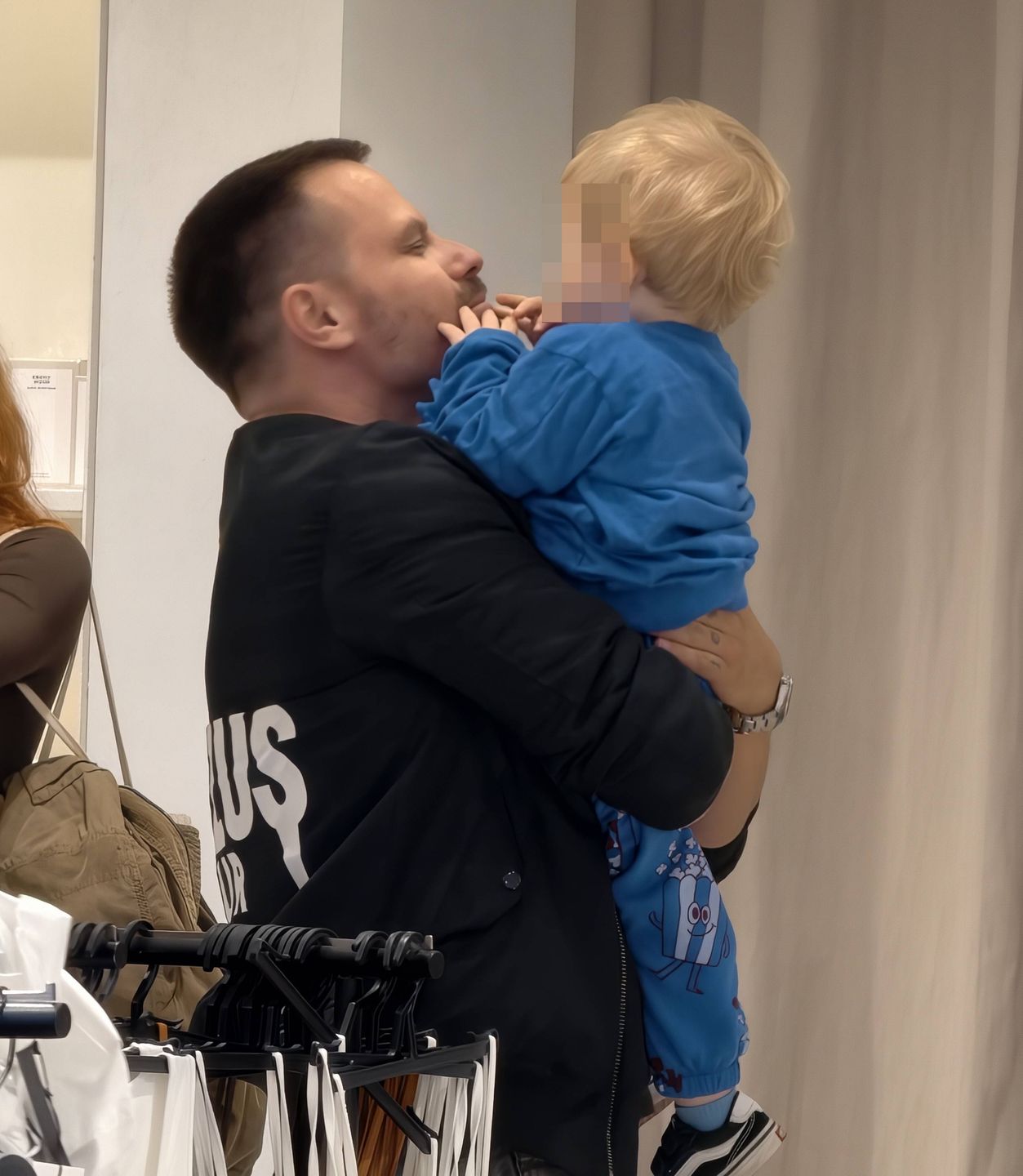 Dominika Serowska i Marcin Hakiel "przyłapani" z dziećmi na zakupach