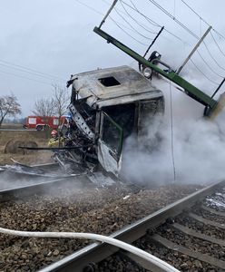 Dramatyczny wypadek na przejeździe kolejowym. Ciężarówka w ogniu