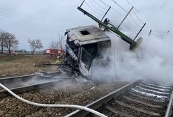 Dramatyczny wypadek na przejeździe kolejowym. Ciężarówka w ogniu
