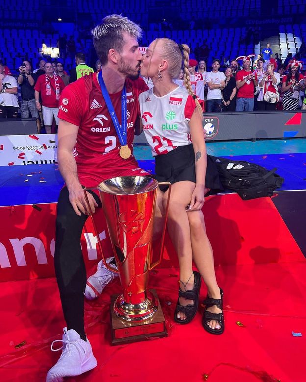 Sylwia Gaczorek OBCAŁOWUJE Tomasza Fornala po zdobyciu złota na Mistrzostwach Europy w siatkówce! (FOTO)