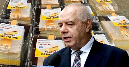 PiS utajnił kwotę. Tyle kosztowała akcja z kremówkami papieskimi