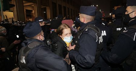Zdjęcie dnia. Sejm zablokowany przez Strajk Kobiet. Policja zatrzymuje protestujących