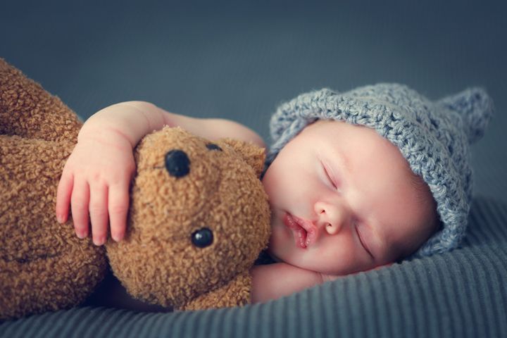 Dostawka do łóżka dla dziecka gwarantuje bliskość rodziców, która jest niezbędna dla prawidłowego rozwoju malucha