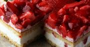Ciasto z truskawkami i galaretką na biszkopcie. Idealne do popołudniowej kawy