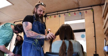 Bytom. Specjalna akcja w hair trucku. Ścięli włosy na szczytny cel